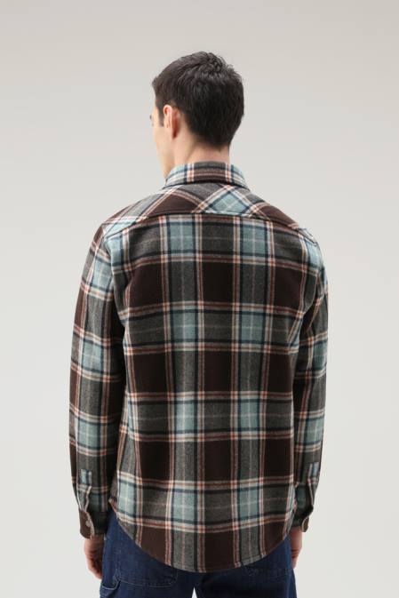 Woolrich Men Alaskan Check Overshirt in Recycled Italian Wool Blend Desert Check Clothing J026686