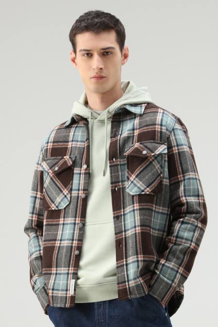 Woolrich Men Alaskan Check Overshirt in Recycled Italian Wool Blend Desert Check Clothing J026686