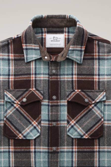 Woolrich Men Alaskan Check Overshirt in Recycled Italian Wool Blend Desert Check Clothing J026686