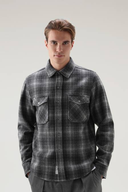 Woolrich Men Alaskan Check Overshirt in Recycled Italian Wool Blend Grey Hunting Clothing J026668