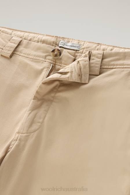 Woolrich Men Garment-Dyed Cargo Pants in Stretch Cotton Twill Beach Sand Clothing J026547