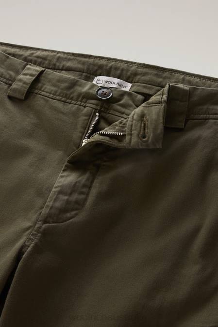 Woolrich Men Garment-Dyed Cargo Pants in Stretch Cotton Twill Dark Green Clothing J026586