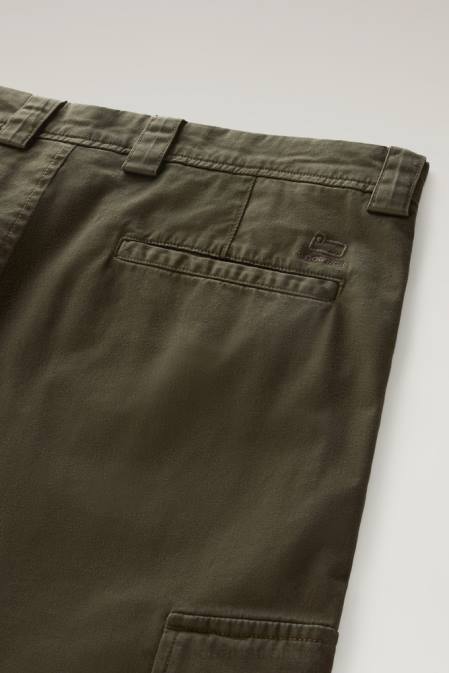 Woolrich Men Garment-Dyed Cargo Pants in Stretch Cotton Twill Dark Green Clothing J026586