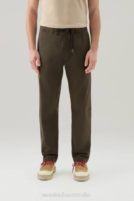 Woolrich Men Garment-Dyed Chino Pants in Stretch Cotton Dark Green Clothing J026573