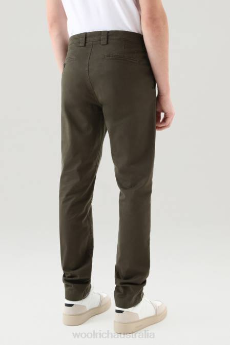 Woolrich Men Garment-Dyed Classic Chino Pant in Cotton Dark Green Clothing J026575