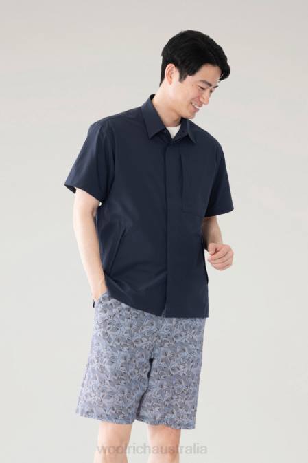 Woolrich Men Anytime Short-Sleeved Shirt in Recycled Stretch Polyester Navy Clothing J026620