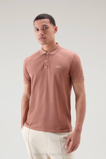 Woolrich Men Mackinack Polo in Garment-Dye Stretch Cotton Piquet Warm Brown Heather Clothing J026803
