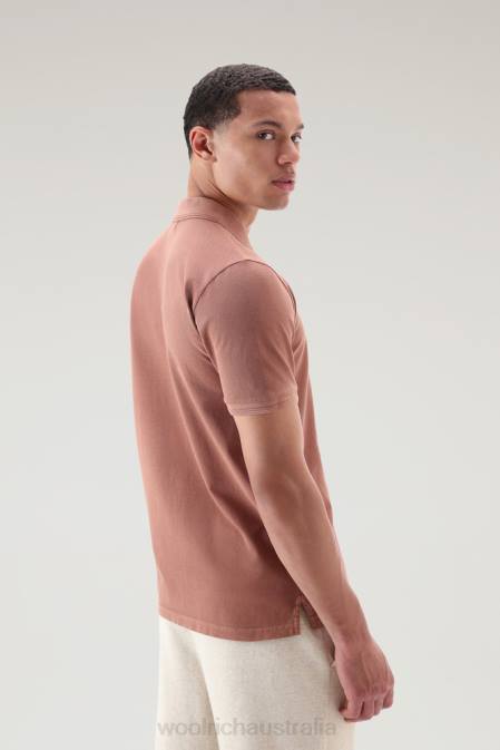 Woolrich Men Mackinack Polo in Garment-Dye Stretch Cotton Piquet Warm Brown Heather Clothing J026803