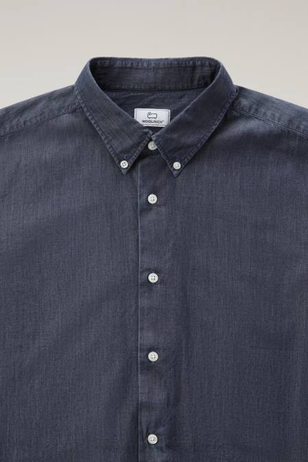 Woolrich Men Shirt in Pure Cotton Chambray Dark Indigo Clothing J026660
