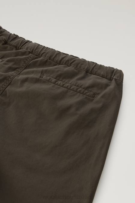 Woolrich Men Garment-Dyed Chino Shorts in Stretch Cotton Dark Green Clothing J026479