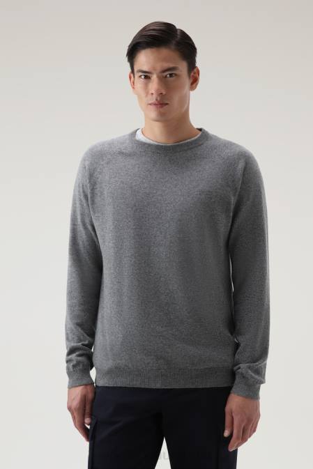 Woolrich Men Luxe Crewneck in Pure Cashmere Charcoal Clothing J026757