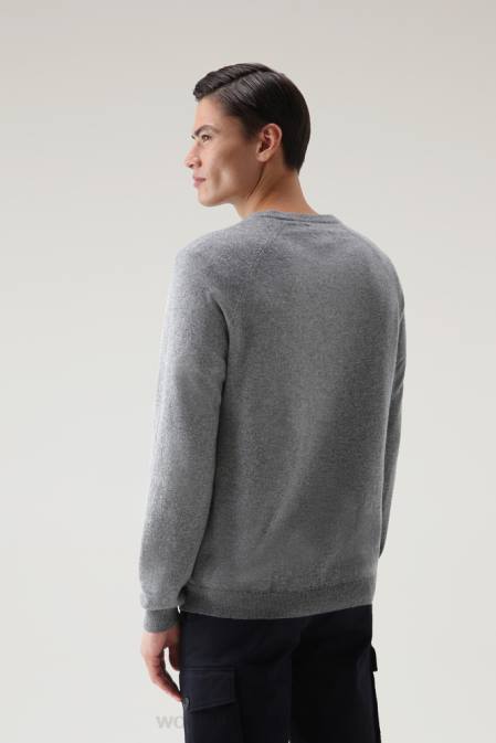 Woolrich Men Luxe Crewneck in Pure Cashmere Charcoal Clothing J026757