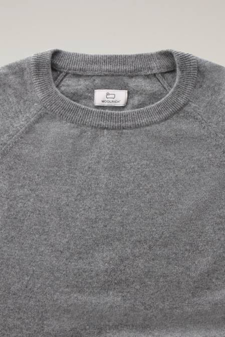 Woolrich Men Luxe Crewneck in Pure Cashmere Charcoal Clothing J026757