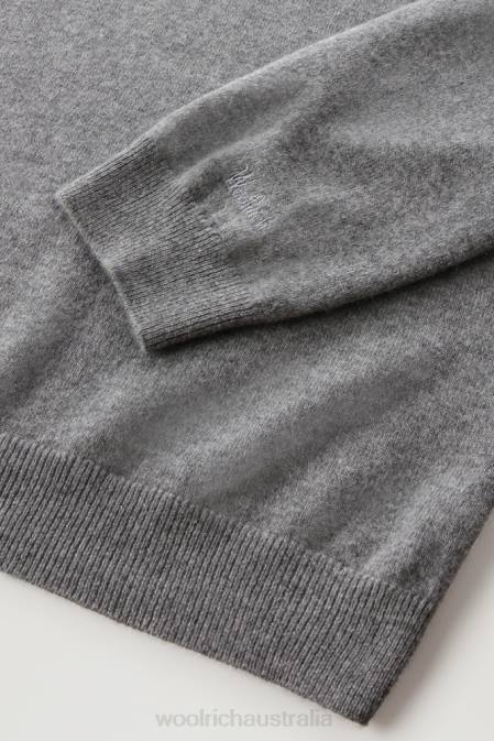 Woolrich Men Luxe Crewneck in Pure Cashmere Charcoal Clothing J026757