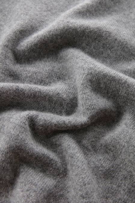 Woolrich Men Luxe Crewneck in Pure Cashmere Charcoal Clothing J026757