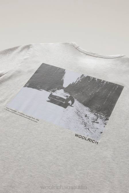 Woolrich Men T-shirt in Pure Cotton with Yellowstone Graphic Print Light Grey Melange Clothing J026434