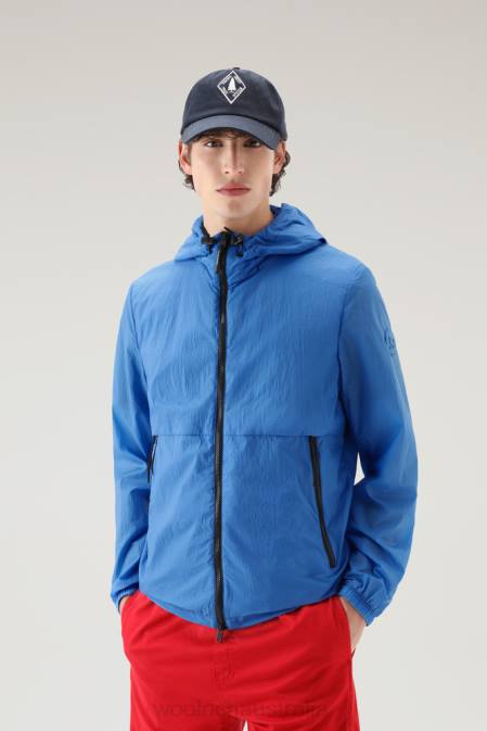 Woolrich Men Packable Windbreaker in Crinkle Nylon Campanula Blue Clothing J026560