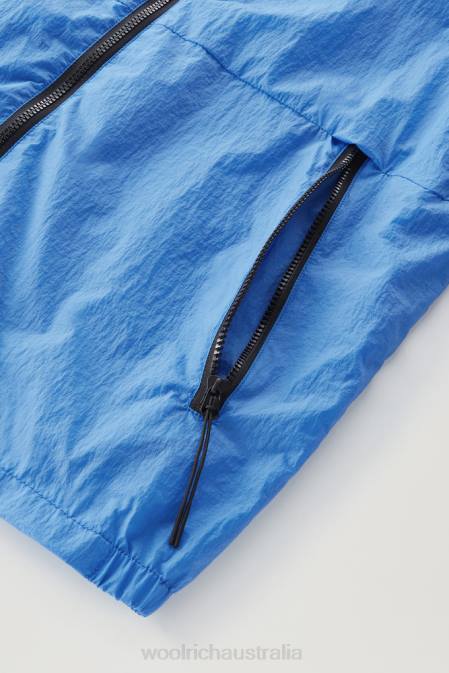 Woolrich Men Packable Windbreaker in Crinkle Nylon Campanula Blue Clothing J026560