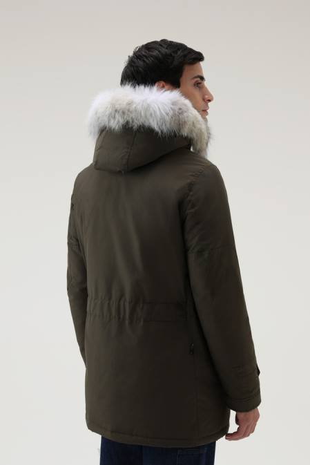 Woolrich Men Polar Parka in Ramar Cloth with High Collar and Fur Trim Dark Green Clothing J026848