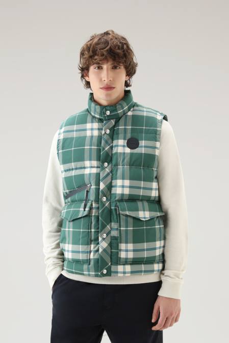 Woolrich Men Aleutian Check Printed Quilted Vest in Pure Cotton Evergreen Check Clothing J026460