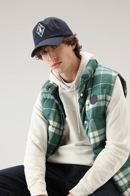 Woolrich Men Aleutian Check Printed Quilted Vest in Pure Cotton Evergreen Check Clothing J026460