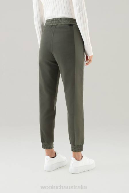 Woolrich Women Jogger Pants in Pure Cotton and Ripstop nylon Dark Green Clothing J02642
