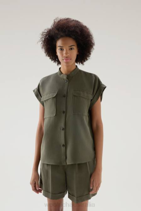 Woolrich Women Short-sleeved Shirt in Linen Blend Dark Green Clothing J026199