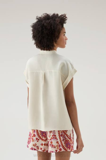 Woolrich Women Short-sleeved Shirt in Linen Blend Milky Cream Clothing J026192