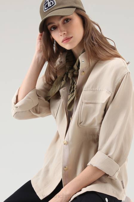 Woolrich Women Utility Overshirt in Linen Blend Feather Beige Clothing J02628