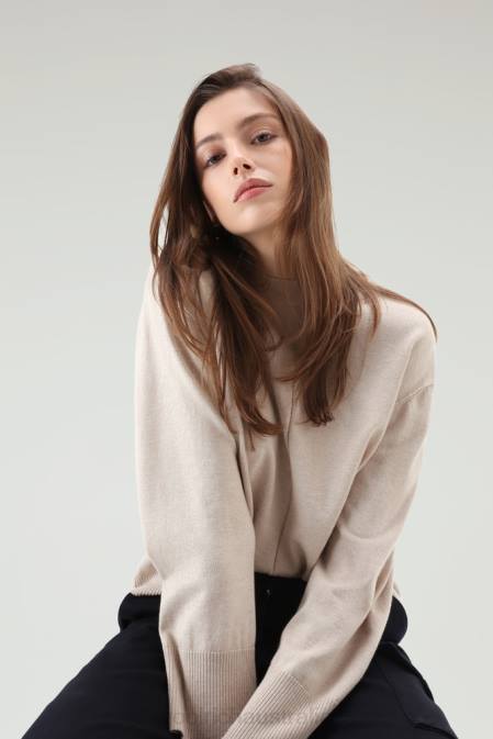 Woolrich Women Crewneck Sweater in a Cotton Cashmere Blend Beige Melange Clothing J02697