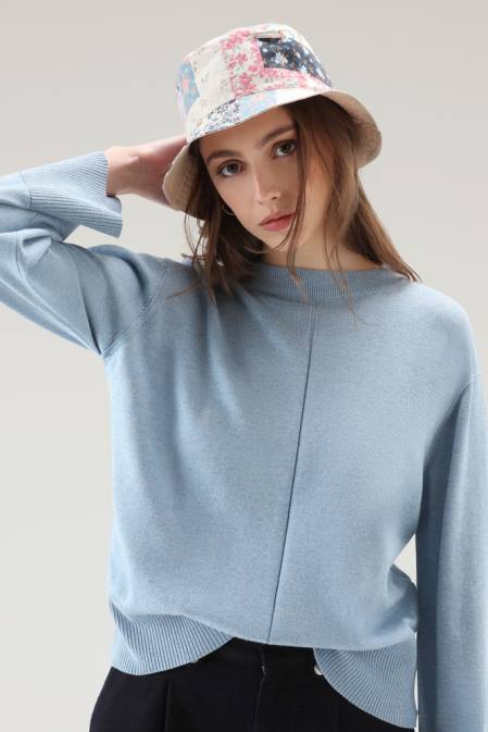 Woolrich Women Crewneck Sweater in a Cotton Cashmere Blend Pale Indigo Melange Clothing J02643