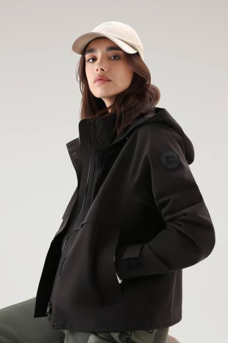 Woolrich Women Tech Commuting Short Hooded Jacket in Stretch Nylon Black Clothing J02616