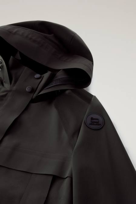 Woolrich Women Tech Commuting Short Hooded Jacket in Stretch Nylon Black Clothing J02616