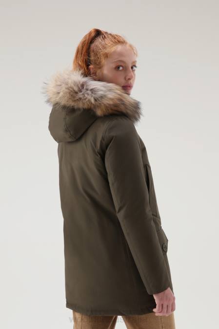 Woolrich Women Arctic Parka in Ramar Cloth with Four Pockets and Detachable Fur Dark Green Clothing J026360