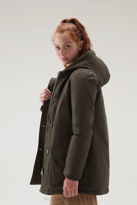 Woolrich Women Arctic Parka in Ramar Cloth with Four Pockets and Detachable Fur Dark Green Clothing J026360